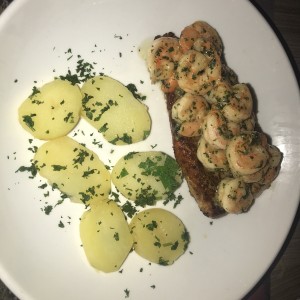 corvina con camarones al ajillo