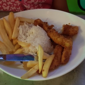 deditos de pescado con papitas y arroz.