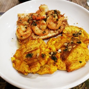 filete de pescado con camarones al ajillo