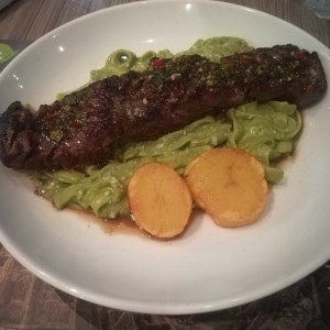 fetuchinni con salsa de Albahaca y queso con churrasco