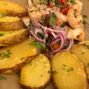 Pescado al ajillo con papas salteadas 