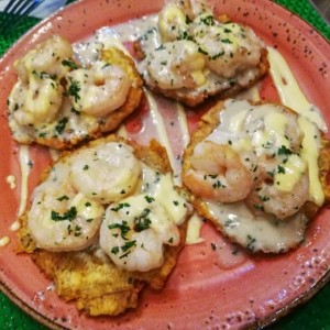 Patacones con camarones al ajillo 