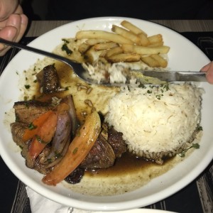 Este es el lomo saltado pero mi novio empezo antes de la foto jajaj