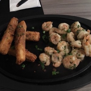 Camarones al ajillo con yucas fritas