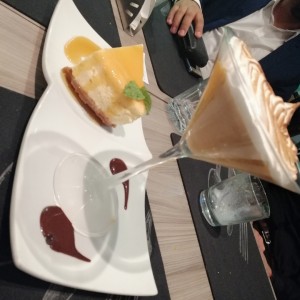 Suspiro y cheese cake de maracuya