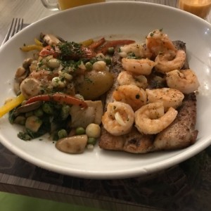 filete de corvina con camarones y ensalada