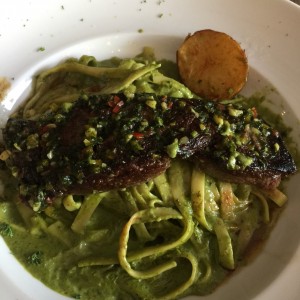 pasta verde con churrasco