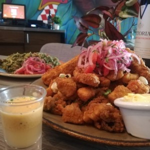 jalea de mariscos con yuca frita