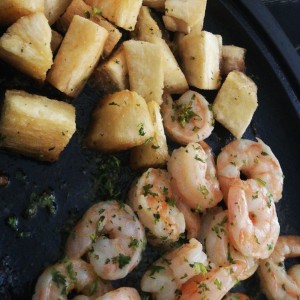 yuca con camarones alajillo