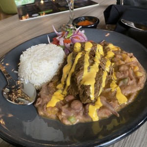 Tuve espectativas muy altas con respecto a este plato pero de verdad fue decepcionante, reserve y se supone que daban una cerveza de cortesia ( nunca la entegaron ) se demoraron en darme la comida , olvidaron comandar un plato , demoraron 25 min pra llevarme la cuenta , tuve qje ir hasta oficina para poder pagar porque ellos no llevan el punto a la mesa !! Decepcion total con el restaurante 