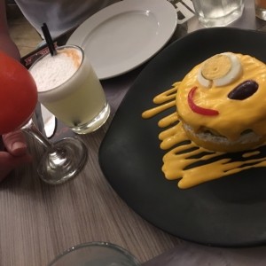 Causa de pollo, pisco sour y pisco frutos del bosque