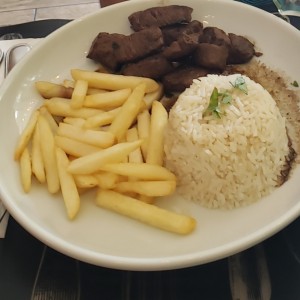 Lomito con arroz y papas