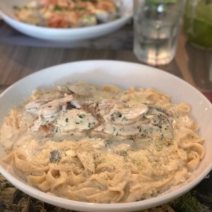 Pasta Alfredo con filete de corvina 