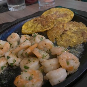 Camarones al ajillo con patacones