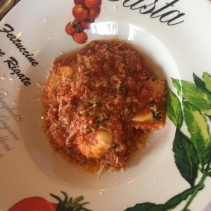 raviolis en pasta roja