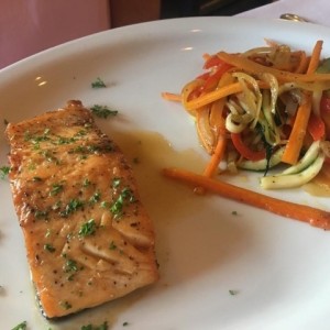 salmon al vino con verduras salteadas