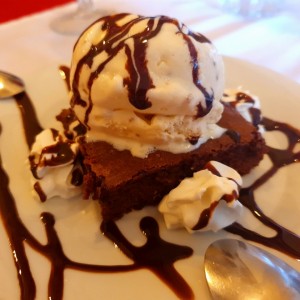 Brownie con helado