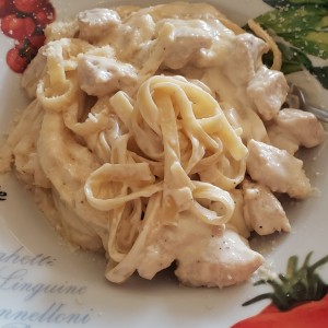 Linguini Alfredo con Pollo