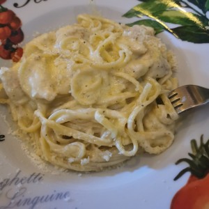 Linguini Alfredo con Pollo