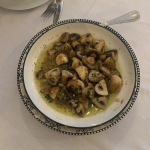 Hongos al ajillo