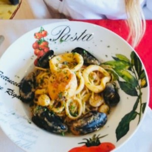 pasta a la pescatore en salsa rosada 