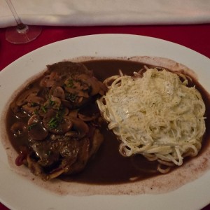 Filete de res envuelto en bacon en salsa de vino tinto con hongos y Fettuccine en salsa trufada