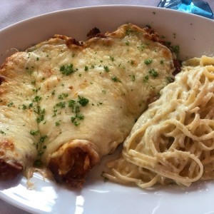 milanesa de pollo a la parmigana con pasta en salsa blanca 