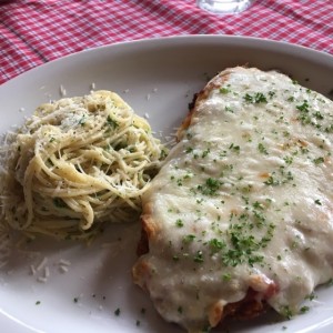 milanesa a la parmegiana con pasta al oleo.