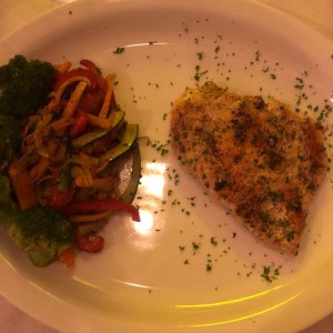 pollo a la plancha con vegetales salteados