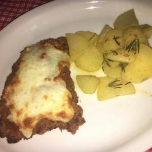 Milanesa de res a la napolitana