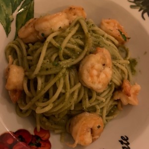 Pasta al pesto con camarones