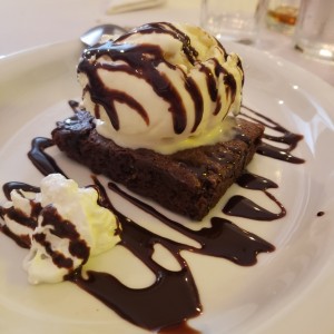 Brownie con helado