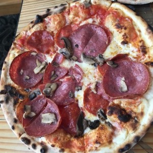 peperoni, salami y hongos