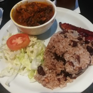 arroz con frijoles y pulpo