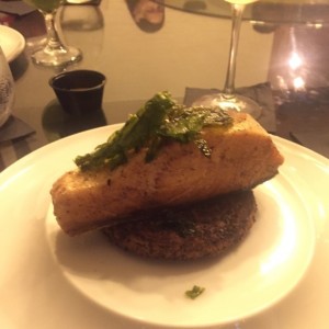 Salmon Atlantico a la mantequilla con Cama de quinoa