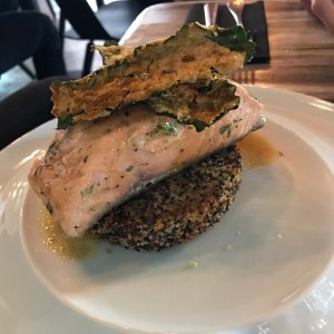 salmon con quinoa y kale chips