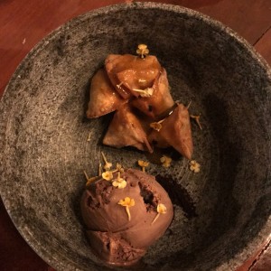 Postre : helado de nutella y wanton de gineo