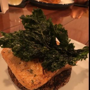 Salmon en mantequilla con croqueta de quinoa