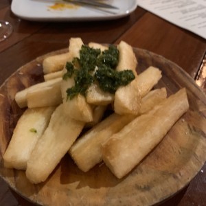 yucas con chimichurri