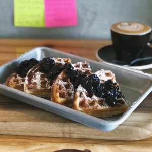 wafles  con frutos rojos