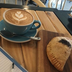 Delicioso latte y empanada de queso