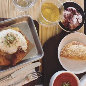 desayuno el campeon, te de manzanilla, red velvet cookie, empanada de pollo buffalo y sopa de tomate.