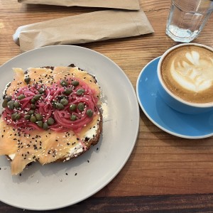 TOSTADAS - SR. MON y capuchino.