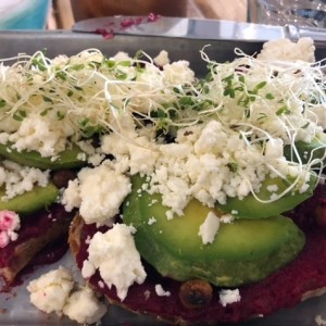 Tostada veggie deli