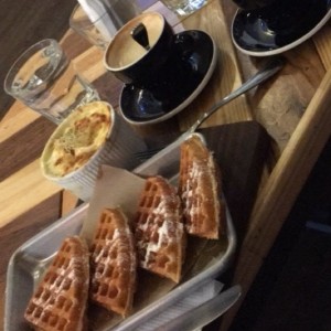 waffles con miel y huevos cocotte