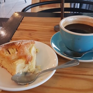 Dulce con manzanas y cafe americano tradicional