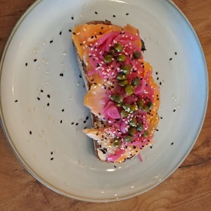 Tostada con salmón ahumado