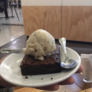 brownie con helado