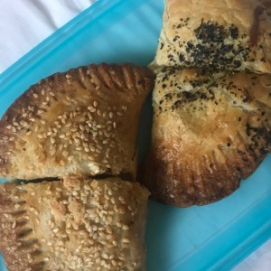 Empanadas de pollo y Caprese ?