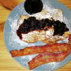 Tostadas francesas con blueberry y bacon acaramelados